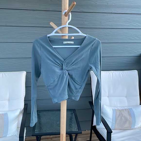Abercrombie & Fitch Cropped Long Sleeve (Size: Small) - Picture 2 of 5